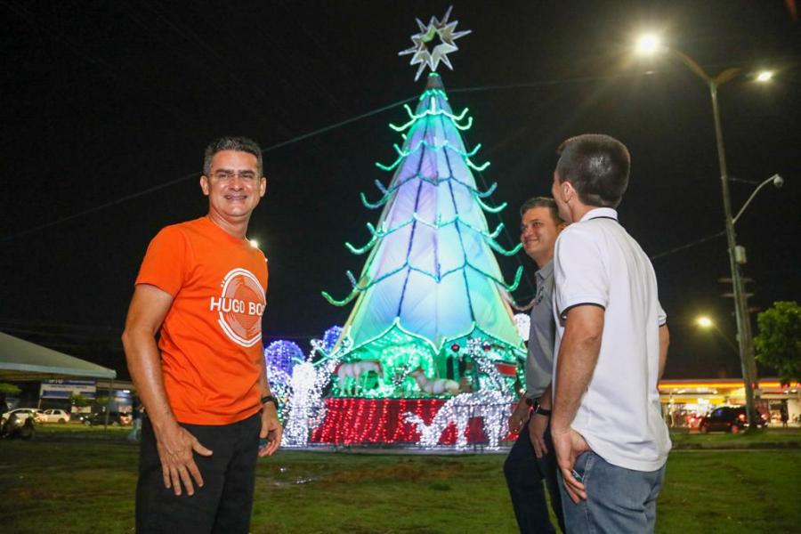 Prefeito David Almeida entrega árvore de Natal na Bola do Produtor