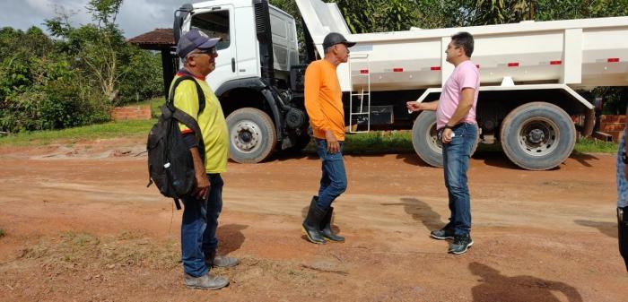 Jander Lobato acompanha obras de pavimentação asfáltica na Comunidade Novo Amanhecer