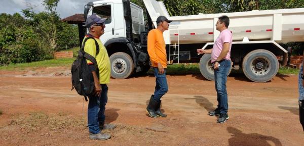 Jander Lobato acompanha obras de pavimentação asfáltica na Comunidade Novo Amanhecer