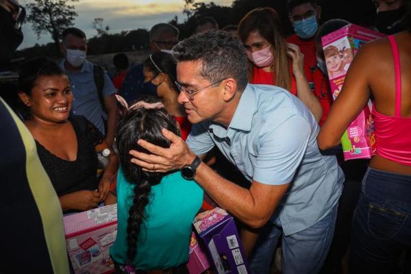 Prefeito de Manaus encerra Natal das Águas na comunidade de Fátima e garante ampliar projeto em 2022