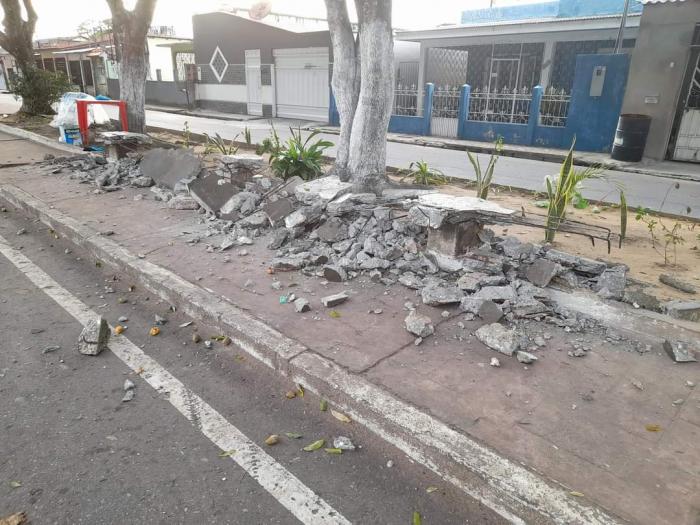 VANDALISMO: Homens quebram a marretadas banco em passeio de rua de Parintins 