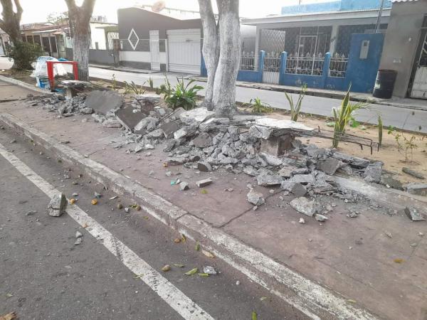 VANDALISMO: Homens quebram a marretadas banco em passeio de rua de Parintins 
