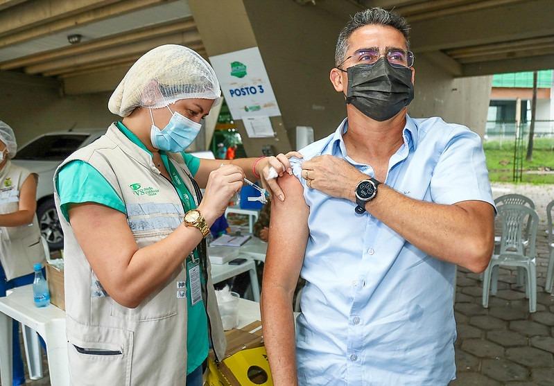 David Almeida recebe 3ª dose da vacina contra a Covid-19