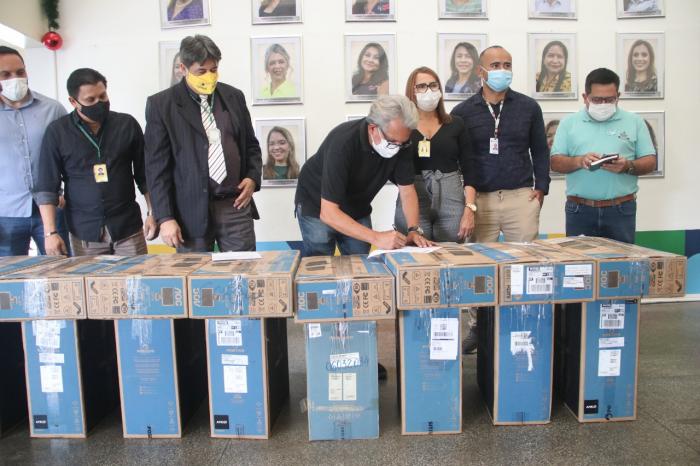 Prefeitura de Manaus recebe doação de computadores dos Correios