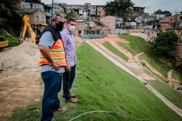 Marcos Rotta acompanha intensificação de obra para conter erosão no Mauazinho