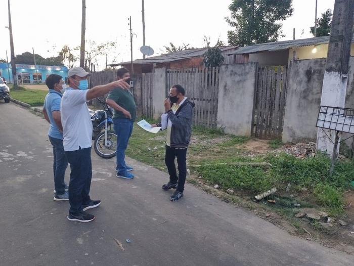 Bi Garcia e Mateus Assayag fiscalizam obras nos bairros de Parintins