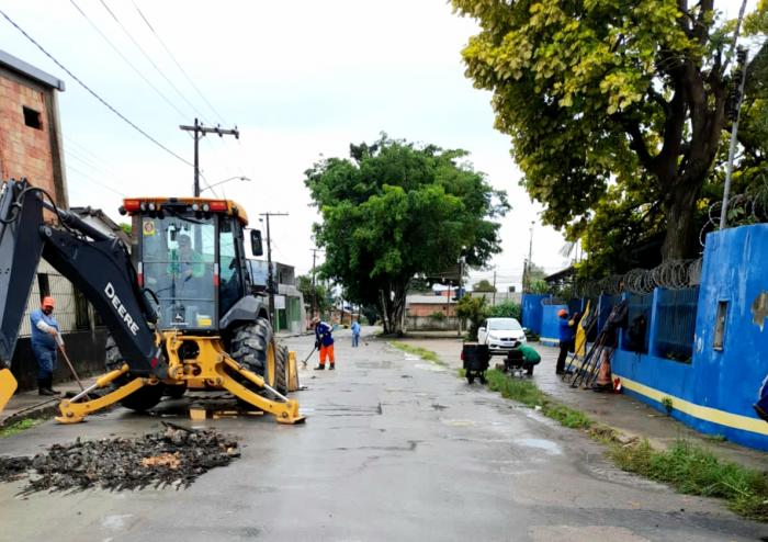 Rua do bairro Cidade de Deus recebe pavimentação asfáltica, após solicitação do vereador Jander Lobato