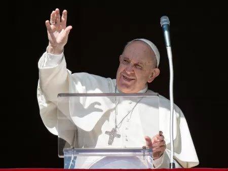 Papa Francisco pede que pais 'não condenem' filhos homossexuais