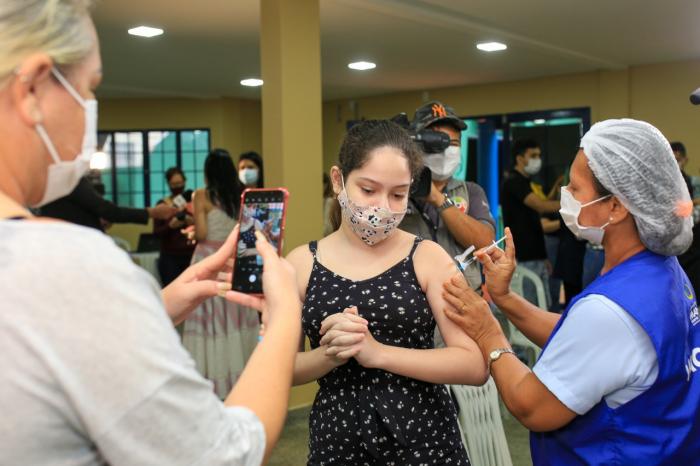Prefeitura de Manaus orienta profissionais sobre uso da Coronavac na imunização de seis a 11 anos