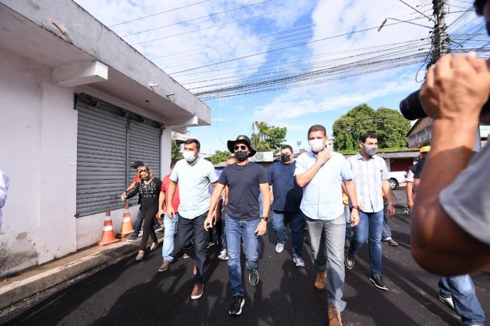 David Almeida e Wilson Lima fiscalizam serviço de recuperação asfáltica em bairros de Manaus