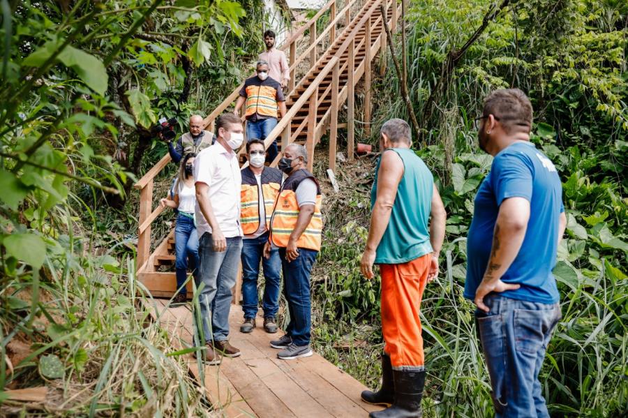 Prefeitura de Manaus constrói ponte e escada em madeira para levar acessibilidade a moradores no Mauazinho 
