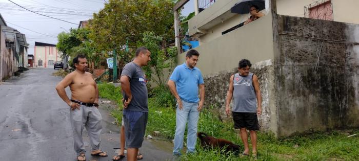 Jander Lobato inspeciona rua no Parque São Pedro, em Manaus 
