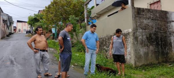 Jander Lobato inspeciona rua no Parque São Pedro, em Manaus 