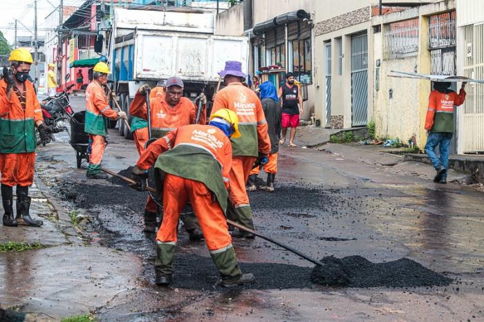 Prefeitura de Manaus aplica 30 toneladas de massa asfáltica no bairro Alvorada