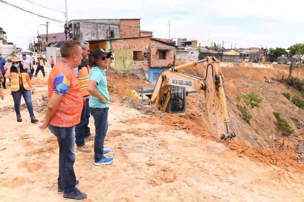 David Almeida enfatiza importância de garantir dignidade à população, durante vistoria de obras na zona Norte