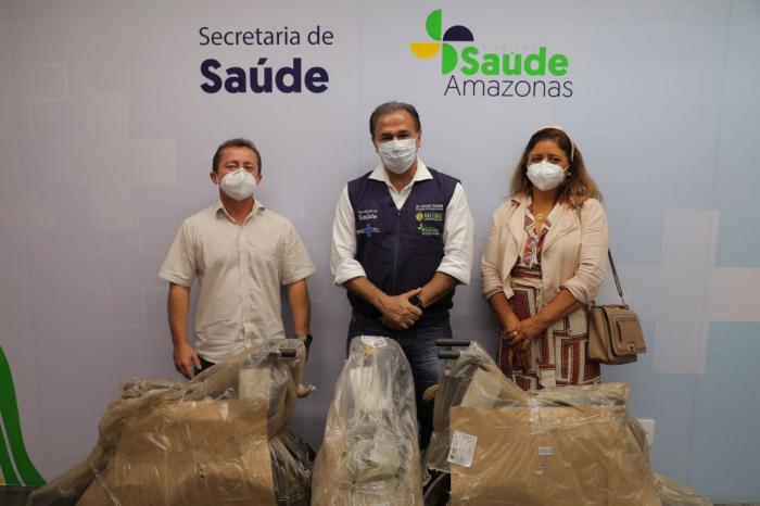 SES-AM entrega cadeiras de rodas para irmãos de Parintins