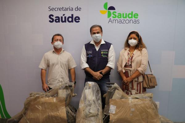 SES-AM entrega cadeiras de rodas para irmãos de Parintins