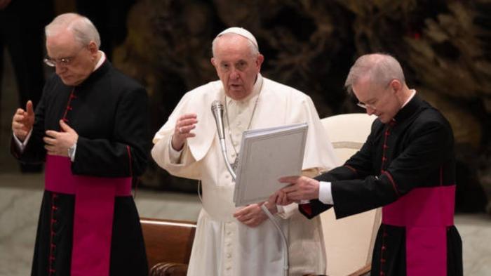 Preocupado com a situação na Ucrânia, Papa Francisco vai à embaixada da Rússia