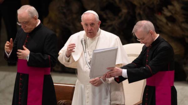 Preocupado com a situação na Ucrânia, Papa Francisco vai à embaixada da Rússia
