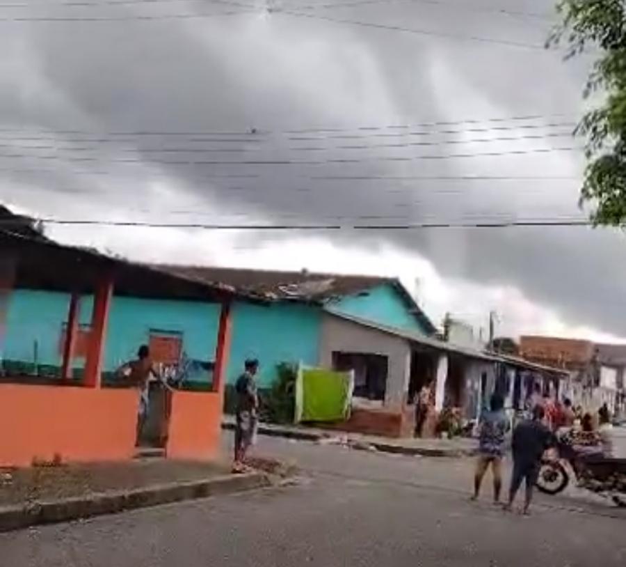 SUSTO: Redemoinho causa destelhamento de escola e casas em Nhamundá