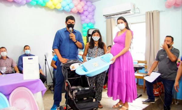 PARINTINS: No Dia Internacional da Mulher, Prefeitura entrega 140 kits bebê