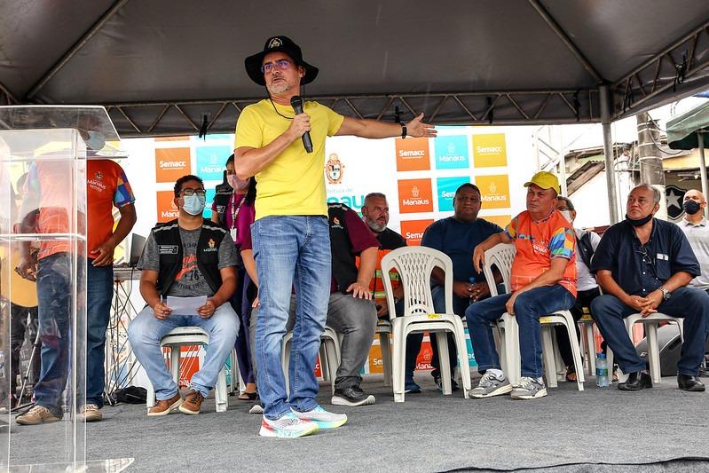 David Almeida assina ordem de serviço para reforma da feira da Raiz