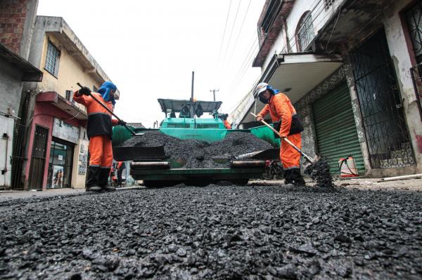 Prefeitura de Manaus intensifica obras de recapeamento asfáltico em diversos bairros 