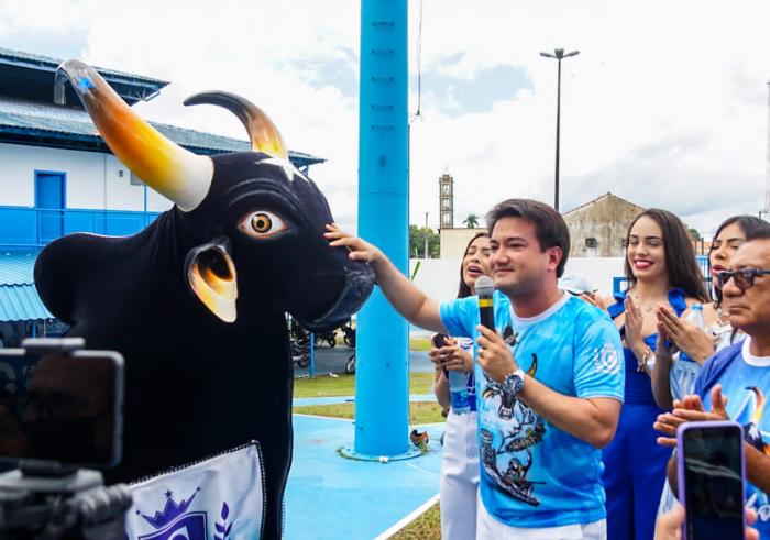 CAPRICHOSO: Emoção e toadas antológicas marcam hasteamento do pavilhão 