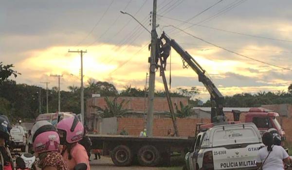 Homem fica grudado em fio de alta tensão em Parintins  
