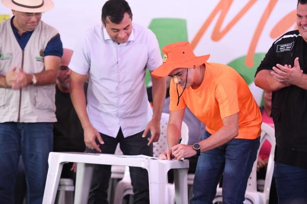 MANAUS: David Almeida entrega 52 toneladas de ração para produtores 