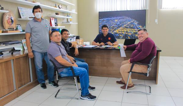 Bi Garcia anuncia aumento salarial de mais de 15% para servidores municipais efetivos