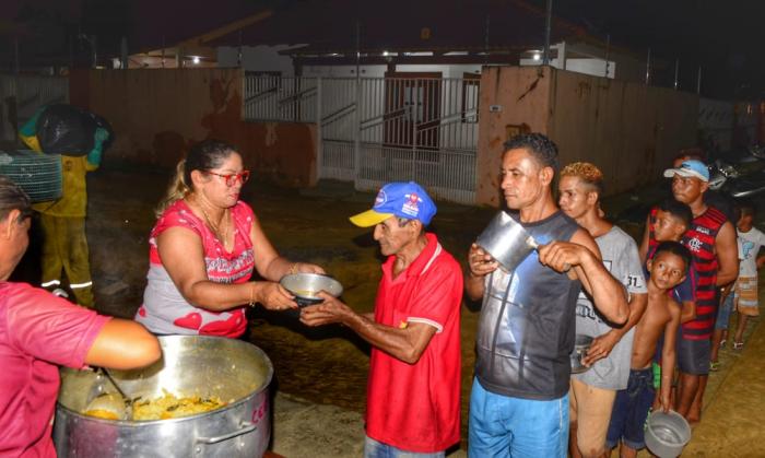Garantido entrega sopão em área atingida por temporal, em Parintins