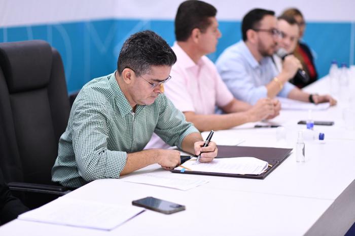 David Almeida lança programas Bolsa Idiomas e Pós-Graduação com a maior oferta de bolsas da história    
