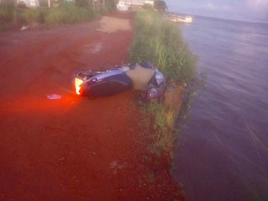 PARINTINS: Homem perde controle de motocicleta e cai no Rio Amazonas