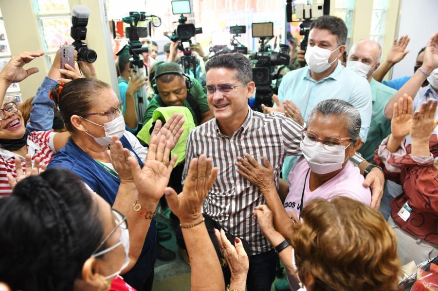 David Almeida entrega unidade de saúde revitalizada no bairro Japiim