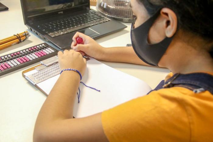 Prefeitura de Manaus oferece programas de inclusão para estudantes com deficiência visual