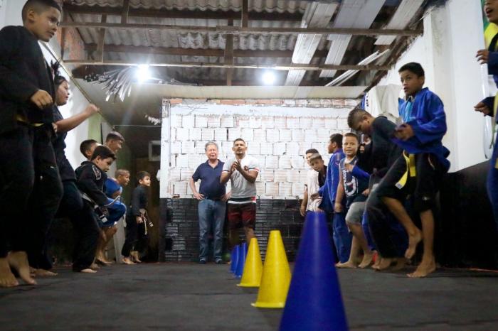 Arthur Neto vai à zona Norte conhecer projeto social com a prática do jiu-jitsu