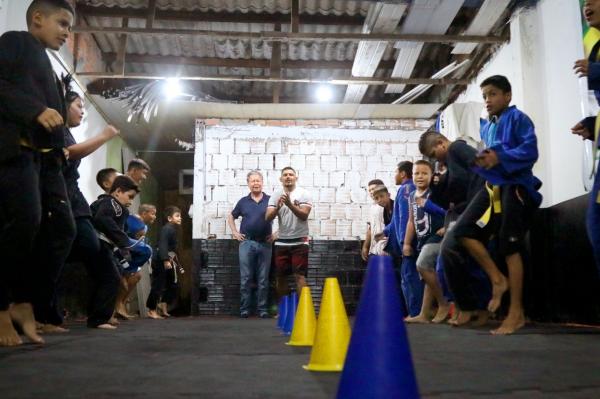 Arthur Neto vai à zona Norte conhecer projeto social com a prática do jiu-jitsu
