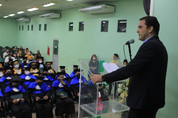 PARINTINS: Durante colação de grau, Mateus Assayag exalta novos graduados da UEA
