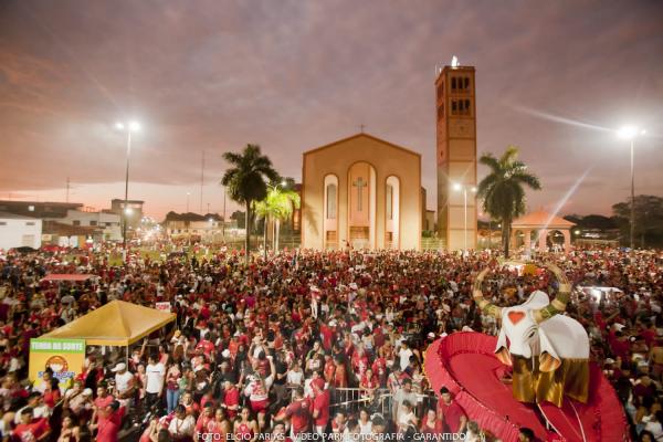 Boi Garantido arrasta multidão na tradicional Alvorada vermelha em Parintins