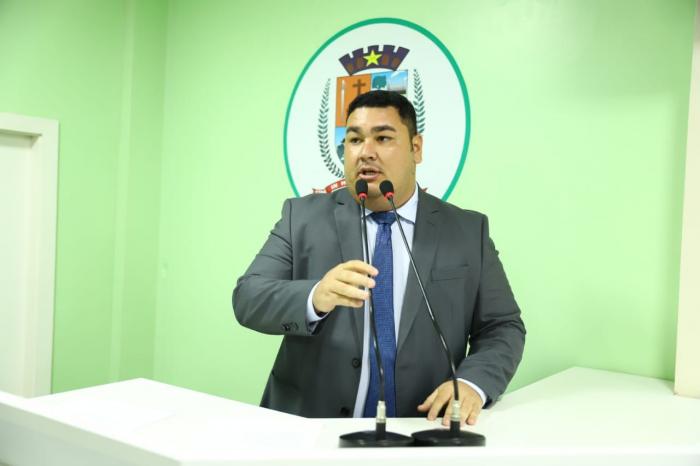 Alex Garcia solicita limpeza na orla da lagoa da Francesa e multa para quem poluir o local