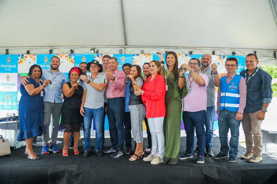 David Almeida entrega novos veículos para rede de ensino de Manaus