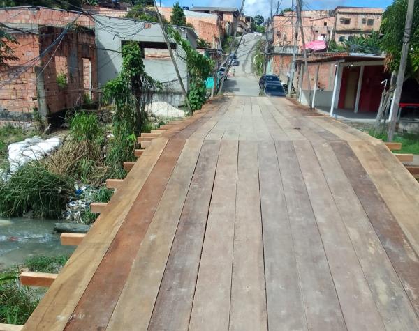 Pontes de madeiras são reconstruídas na comunidade Fazendinha, após solicitação do vereador Jander Lobato, em Manaus