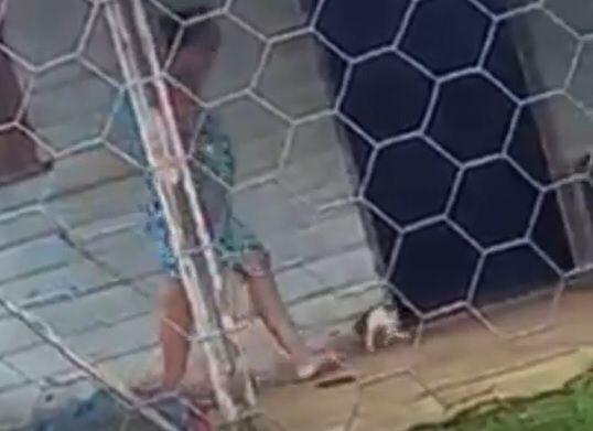 VÍDEO: Mulher é flagrada chutando cachorro e caso vai parar na delegacia