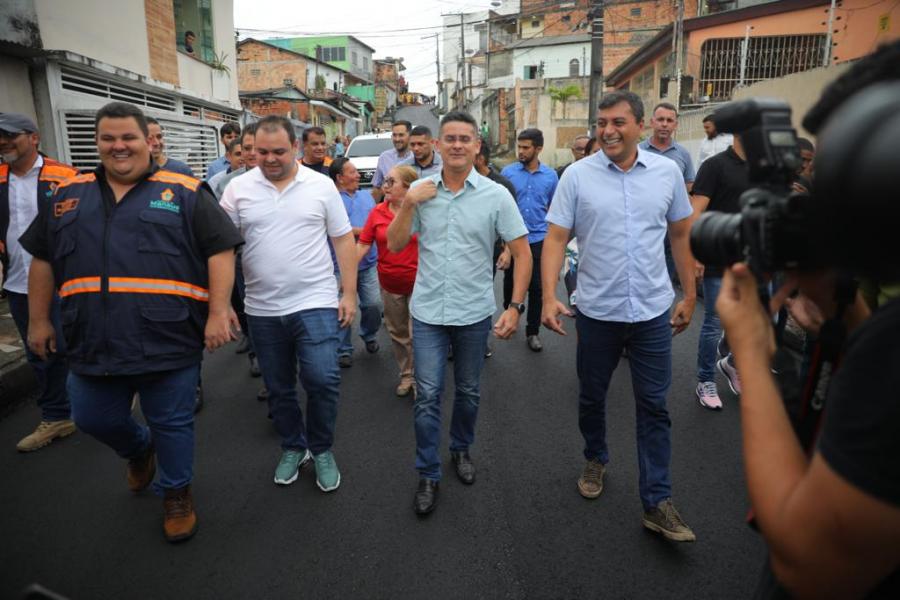 ASFALTA MANAUS: Wilson e David vistoriam trabalho que vai recuperar 70 ruas do Redenção