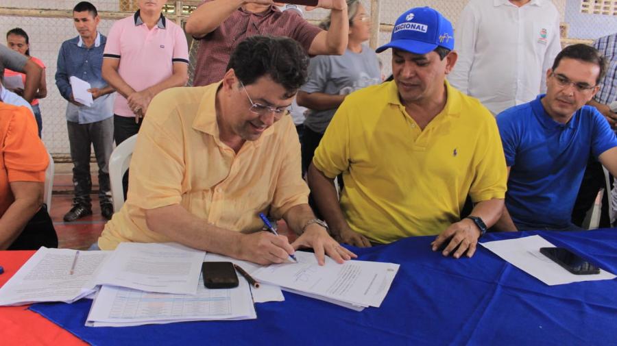 Em Parintins, Eduardo Braga anuncia R$ 138 milhões ao lado de Bi Garcia 