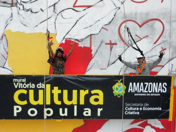 PARINTINS: Obra de arte gigante transforma fachada do Bumbódromo 