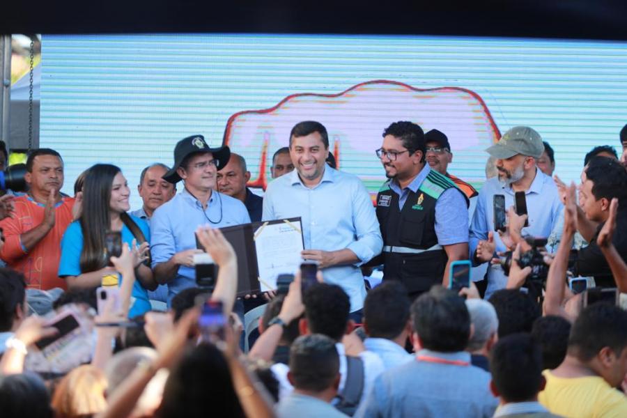 Wilson Lima e David Almeida dão ordem de serviço para reforma de duas feiras itinerantes