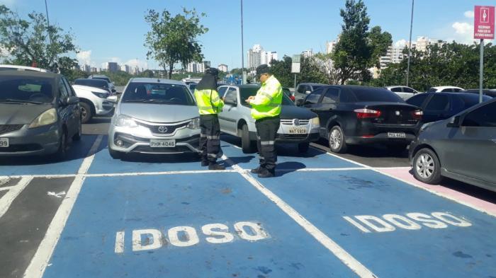 Fiscalização flagra motoristas que desrespeitam vagas de idosos e PcDs