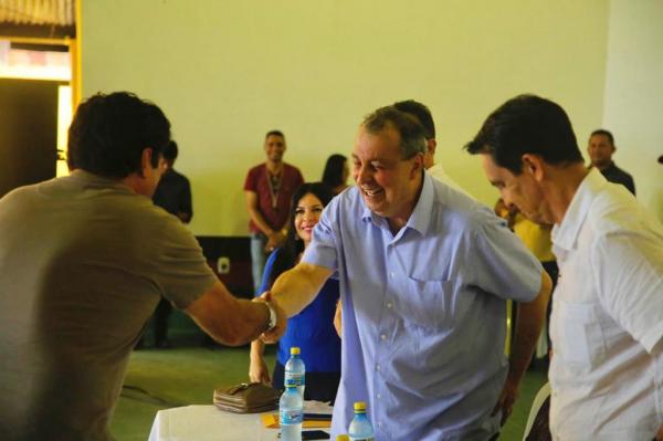 Senador Omar apresenta trabalho em municípios da calha do Juruá